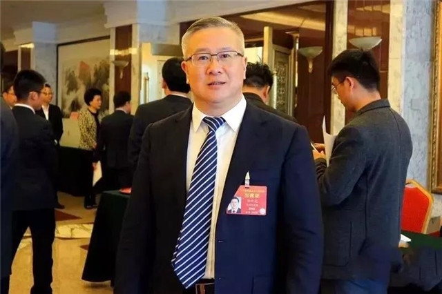 具体来说,徐文光建议:对现行的每周双休制度调整为:一周公休一天,次