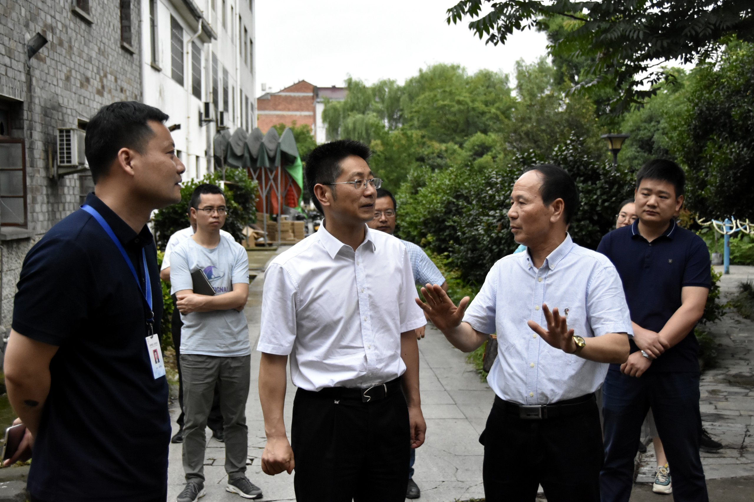 姚激扬在调研淘宝村建设时强调努力当好武义制造的带货窗口