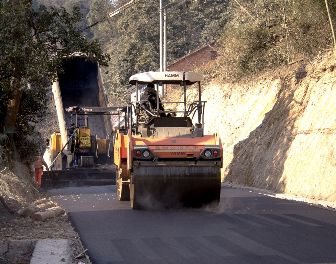 昨天在溪里一塘里一甘塔的农村公路白 黑全封闭施工现场