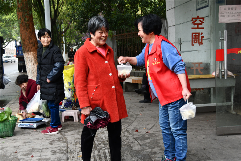 棲霞社區包上千個餃子給獨居老人【關注服務