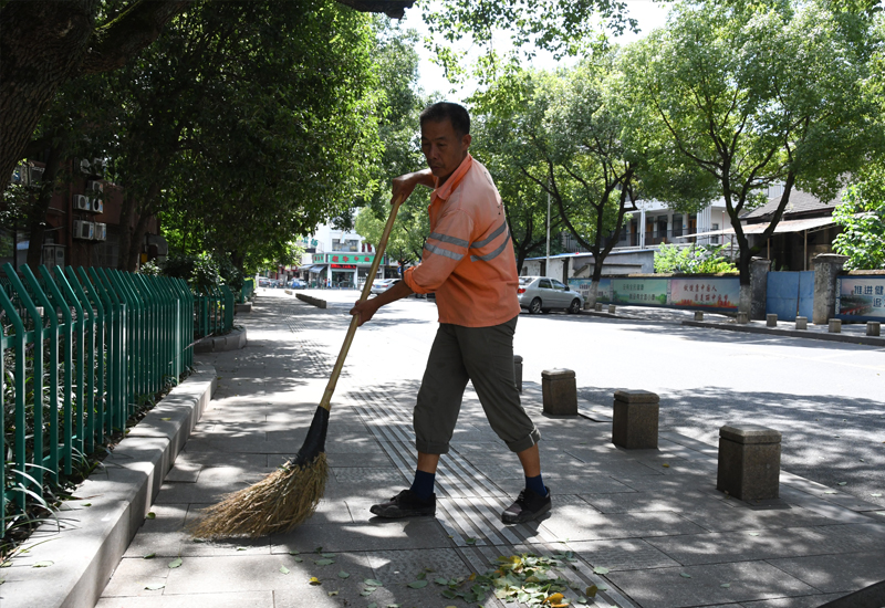 致敬高温下的奋斗者环卫工人头顶热浪为城市梳妆