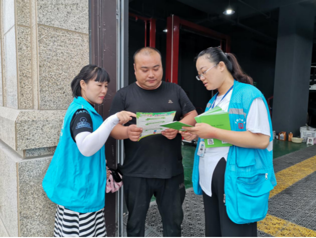 台州温岭网格员变身垃圾分类宣传员