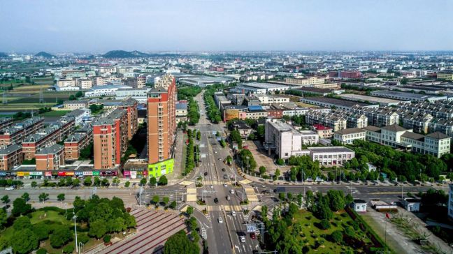 泗门镇地处宁绍平原中部,329国道横贯集镇,北濒杭州湾,是全国卫星镇