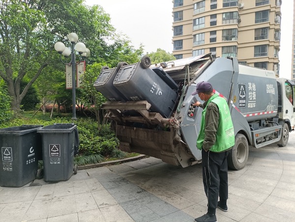 "一车两人"是生活垃圾清运工作的标准配置,一人负责驾驶收运车辆,另