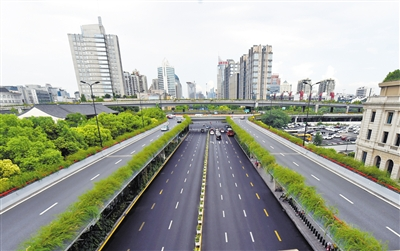 御街天桥人在御街,心忆南宋,御街天桥见证了时光穿越的繁华.