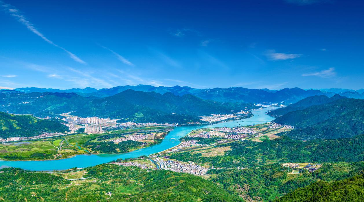 山福镇自然资源丰富,气候生态适宜,森林覆盖率高达65%.