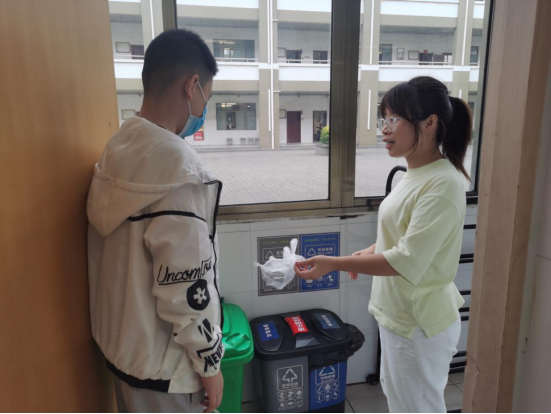 义乌佛堂镇雪峰中学的垃圾分类学与做