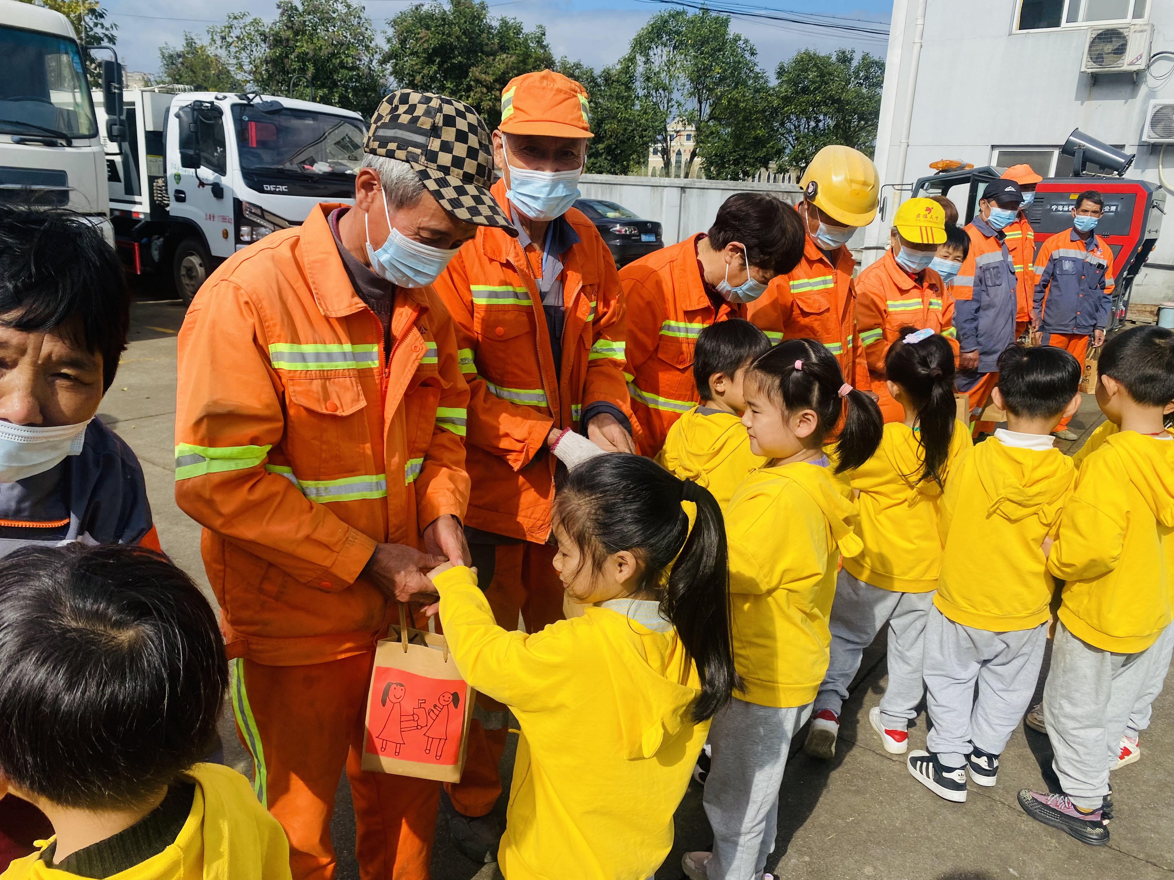 关心环卫工人 幼儿园小朋友送上暖心姜茶