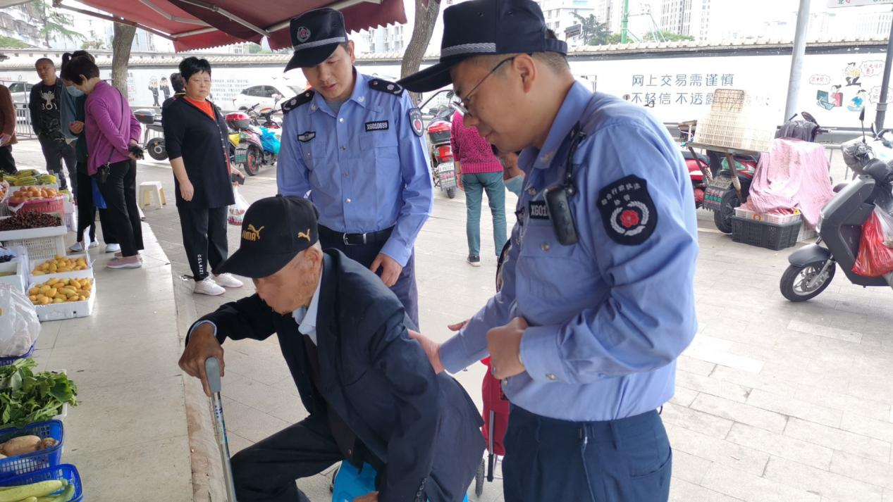 南门街道综合行政执法队及时伸出援手帮助独居老人