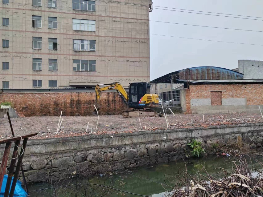 慈溪宗汉街道依法拆除一处涉水违建