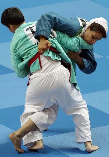 "克柔术"是由乌兹别克语"kurash"音译而来,意为擒拿或摔跤,和柔术并没