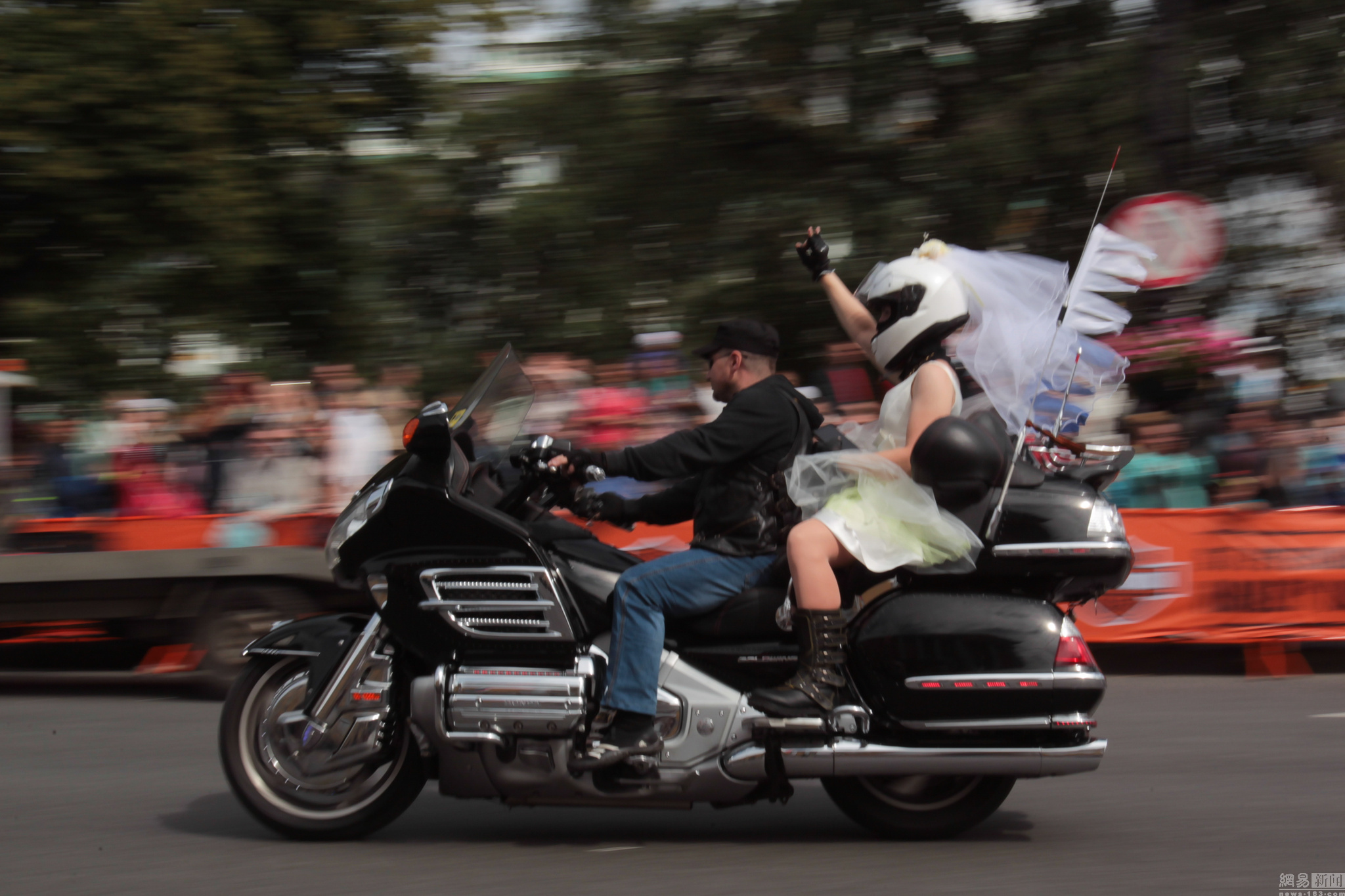 俄罗斯举办哈雷日数千摩托党亮相