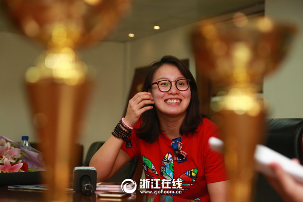 洪荒少女回萧山 傅园慧接受采访还是自带表