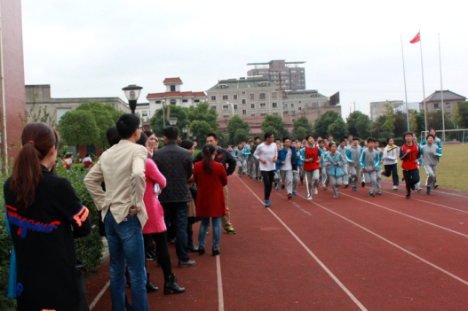 衙前镇中开展家校交流活动