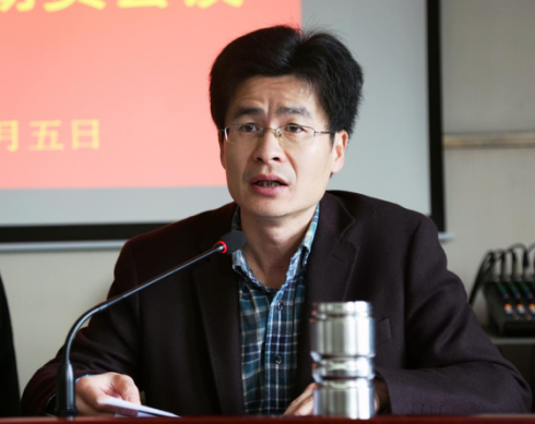 镇党委副书记张纪周主持会议