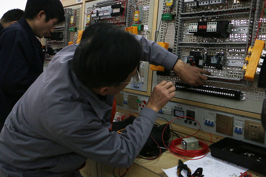 新塘街道开展维修电工技术比武