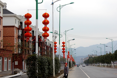 楼塔镇主要道路悬挂红灯笼张灯结彩过春节