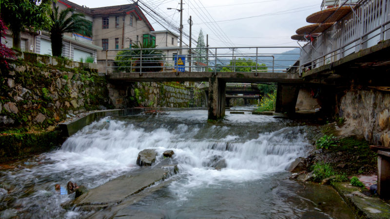 義橋鎮雲峰村抓好雲峰溪整治工作