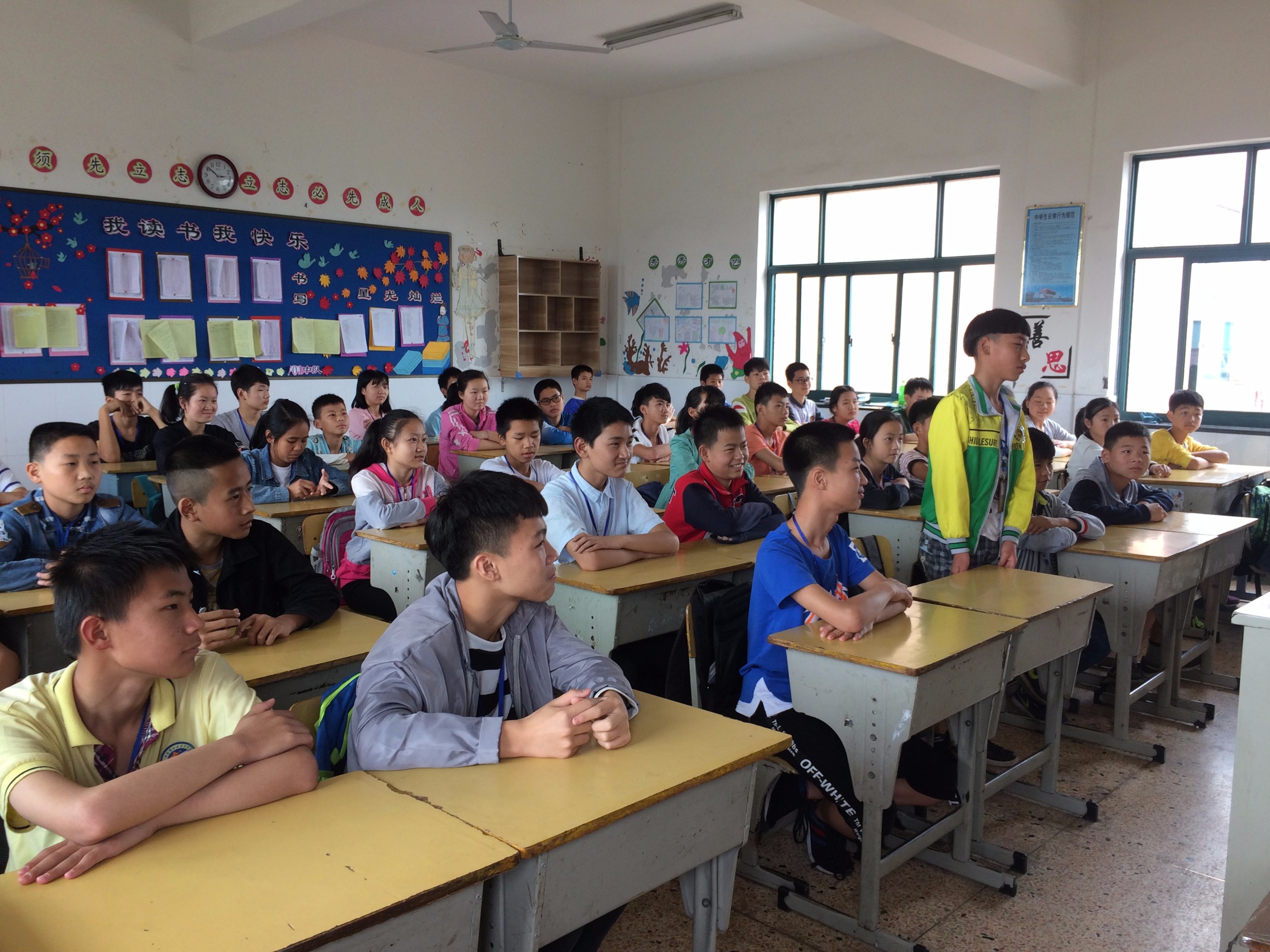 求知学校开展禁毒教育主题班会