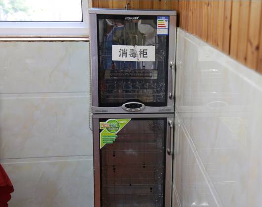 新桥头附近小餐饮店有消毒柜却未使用