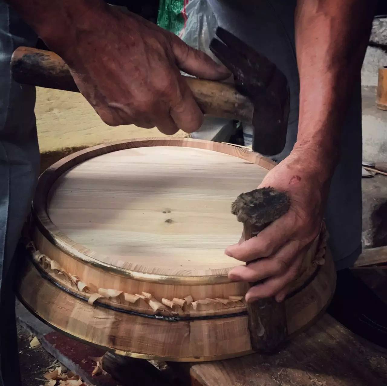 萧山戴村有位师傅,他说:"我不想做萧山最后的箍桶匠!