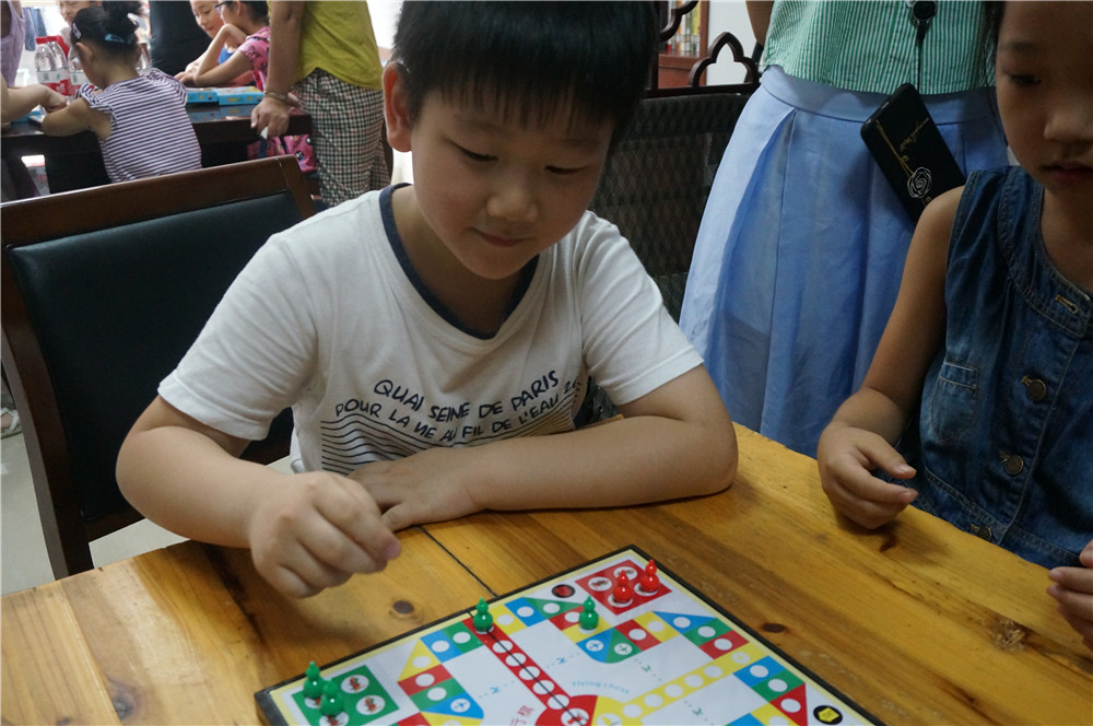 飞行棋怎么玩游戏规则 7985e18850341fb6c85abd6a9893bd36.jpg