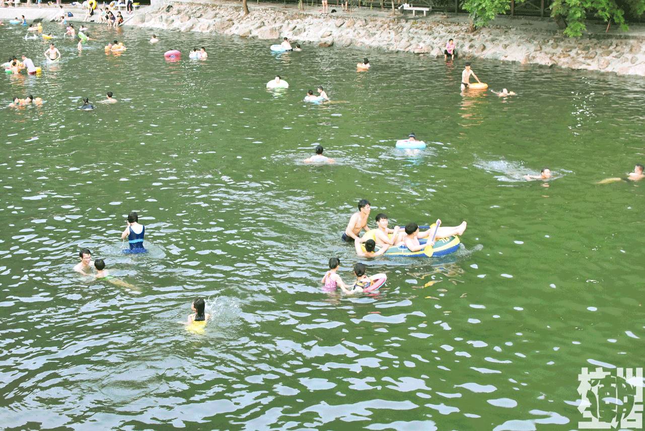 萧山戴村玩水的小溪图片