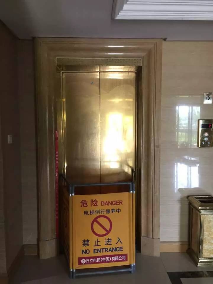 华瑞晴庐的故障电梯还在维修中 詹程开摄