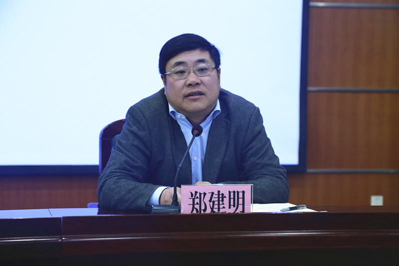 街道党工委书记郑建明主持会议并讲话郑建明强调,深入学习宣传贯彻党