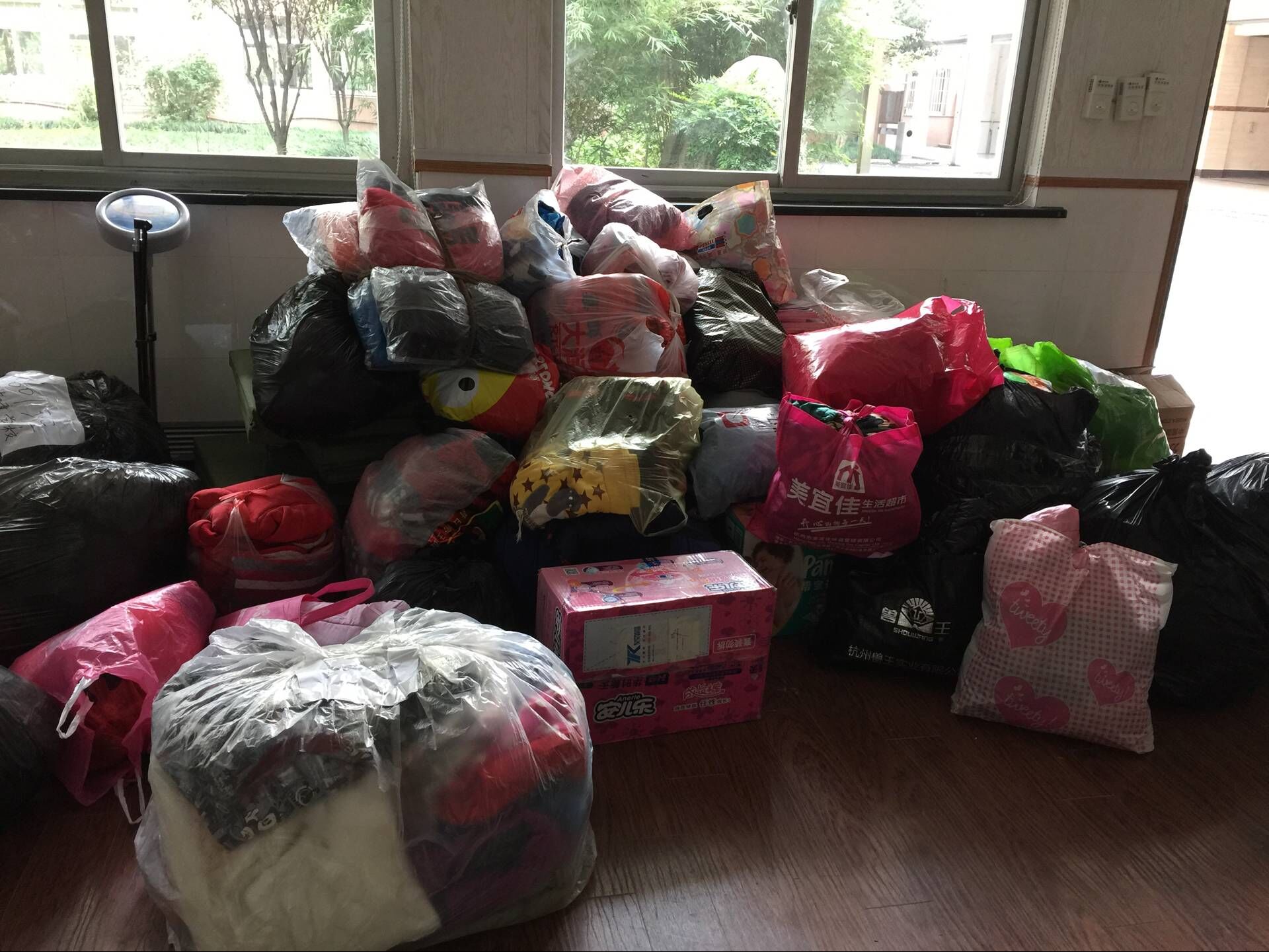 贺知章学校开展爱心捐冬衣公益活动