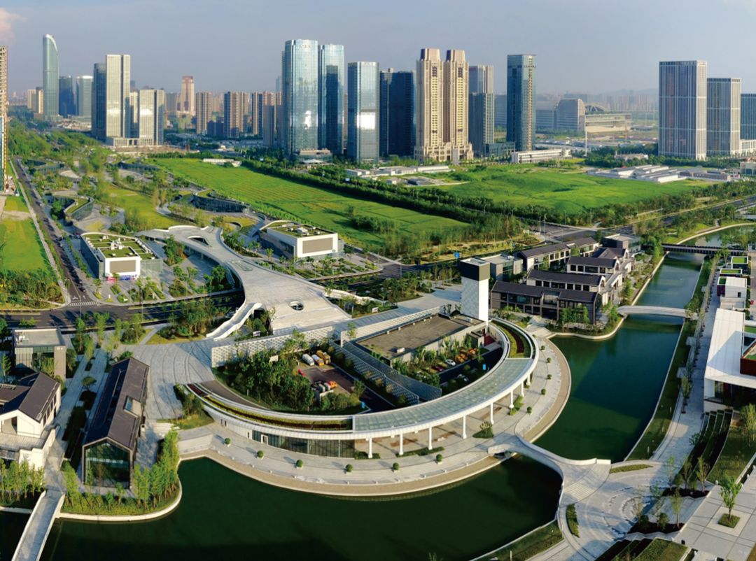 杭州g20峰会场馆——萧山杭州国际博览中心,第一次披上了雪花,显得与