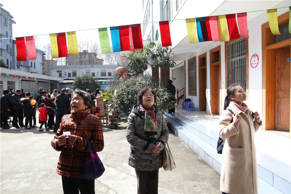 城厢街道藕湖浜社区"狗年旺旺闹元宵,猜灯谜"活动热闹举行