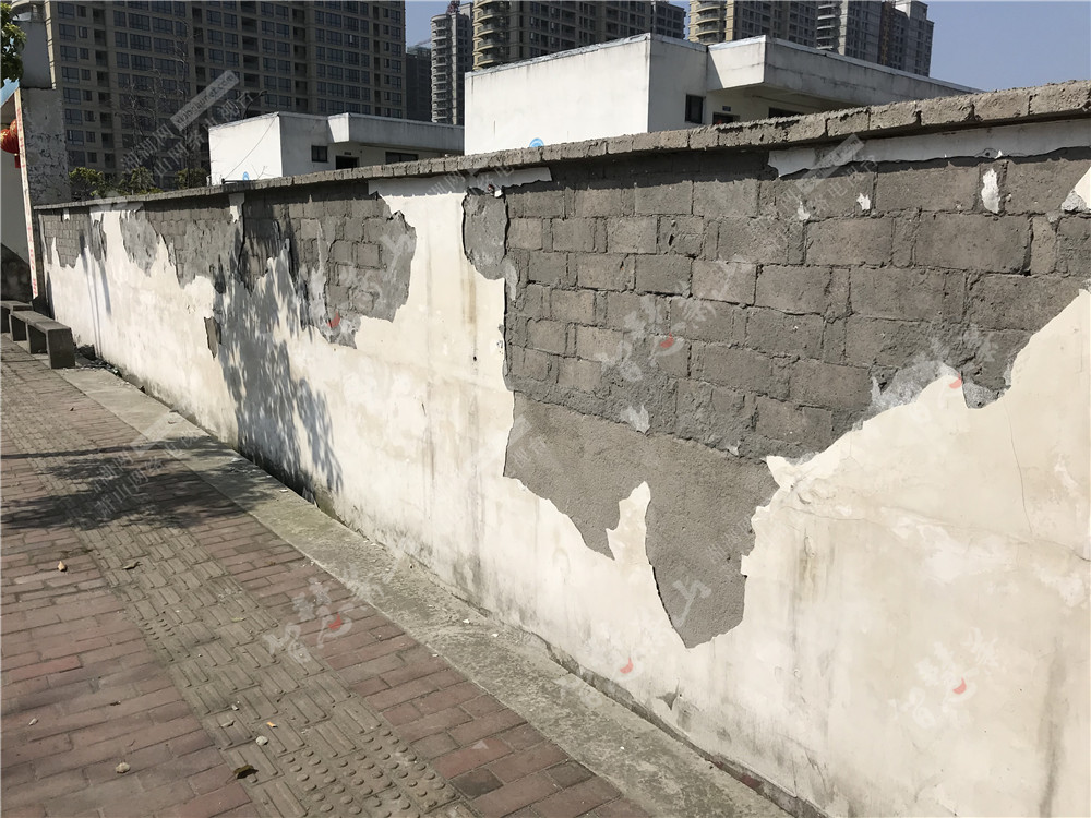 东厢社区老年过渡房围墙破损 居民盼修复