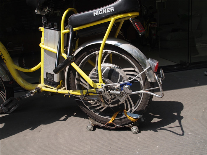 小发明大用途——绿茵园社区老党员自制电瓶车助推"神器"