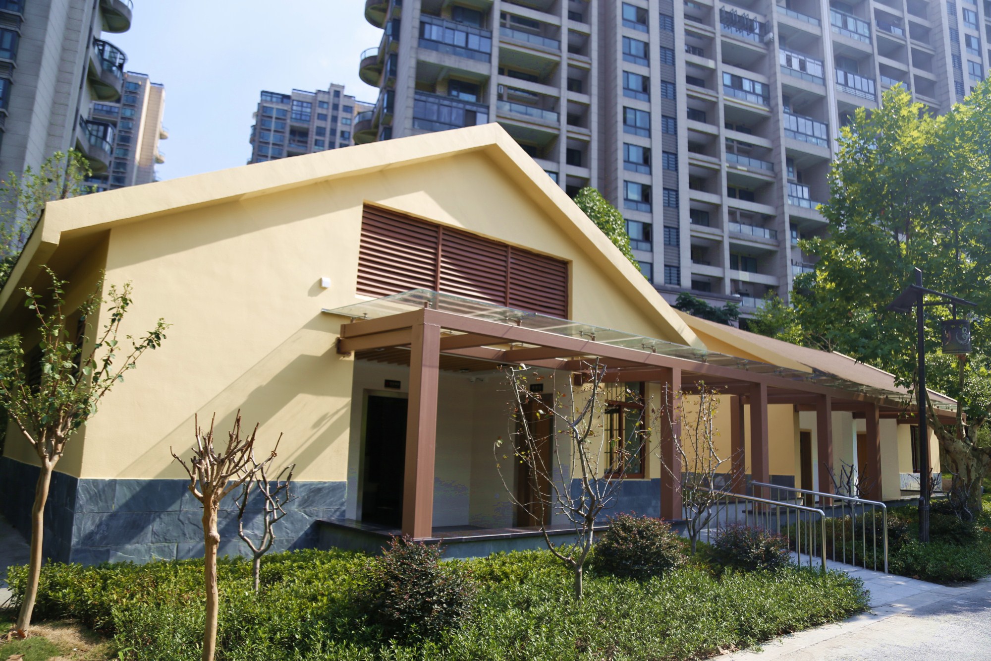 两个"样板厕所"同时投入使用 8月1日,作为全区的两个样板公厕,新安