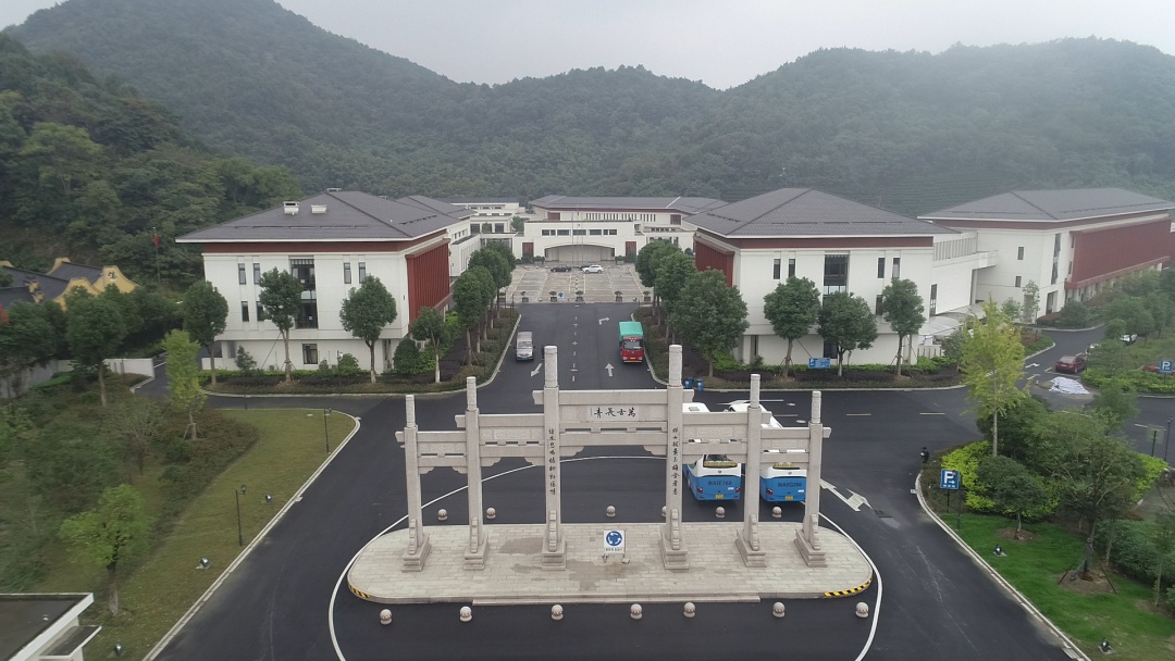 前段时间,有人打电话过来叫我们去他家里送花圈并接遗体到殡仪馆