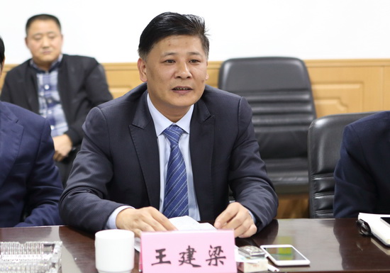 镇领导毛夏云,於东明,周建生,余炳泉参加座谈.