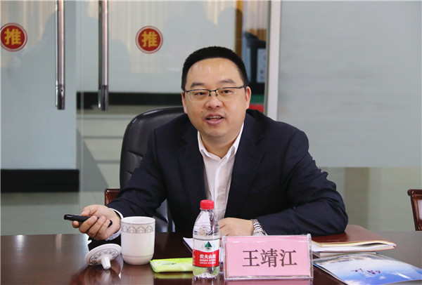 街道党工委书记王靖江借助ppt展示,汇报了2018年度经济社会发展总体