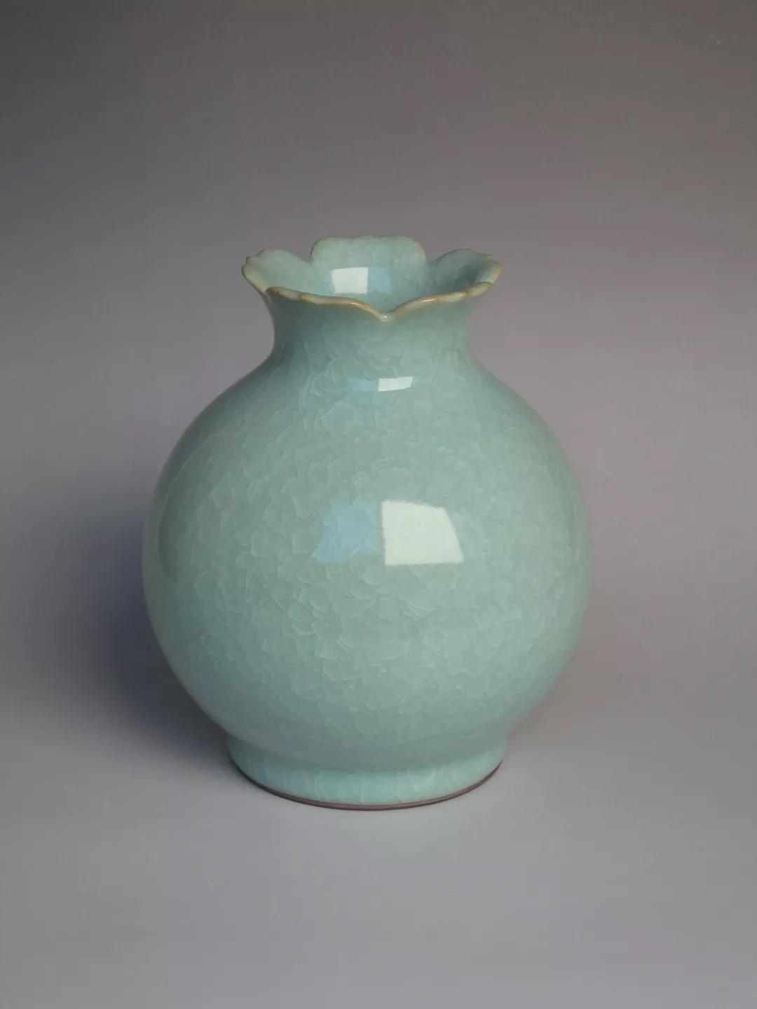 官窑作品《八方盘口瓶》