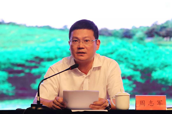 街道党工委副书记周志军宣读环境卫生大整治百日攻坚阶段性验收结果并
