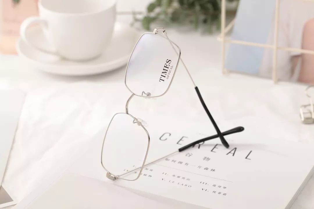 福利二: 任选名品套餐   购任意正价镜框,以298元超值换购舒曼1.