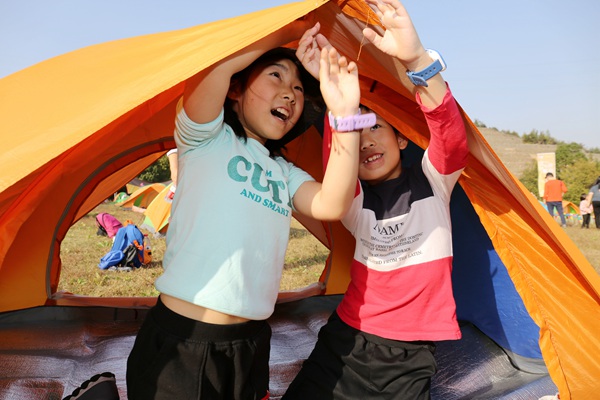 家庭协力齐搭帐篷,3公里登山行,此外还有打弹弓,梦想风筝,儿童高尔夫