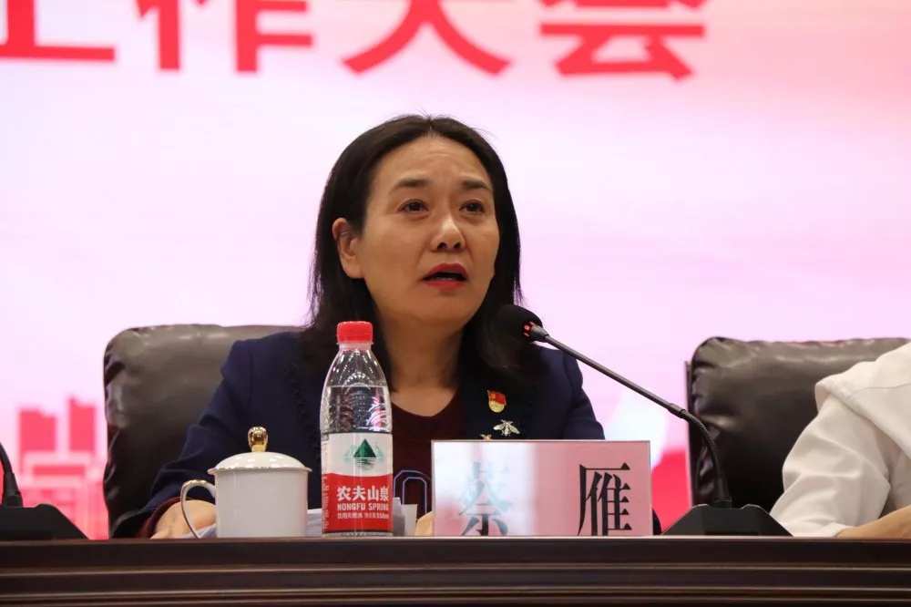 街道党工委副书记,办事处主任蔡雁对街道前阶段工作成果进行总结,对