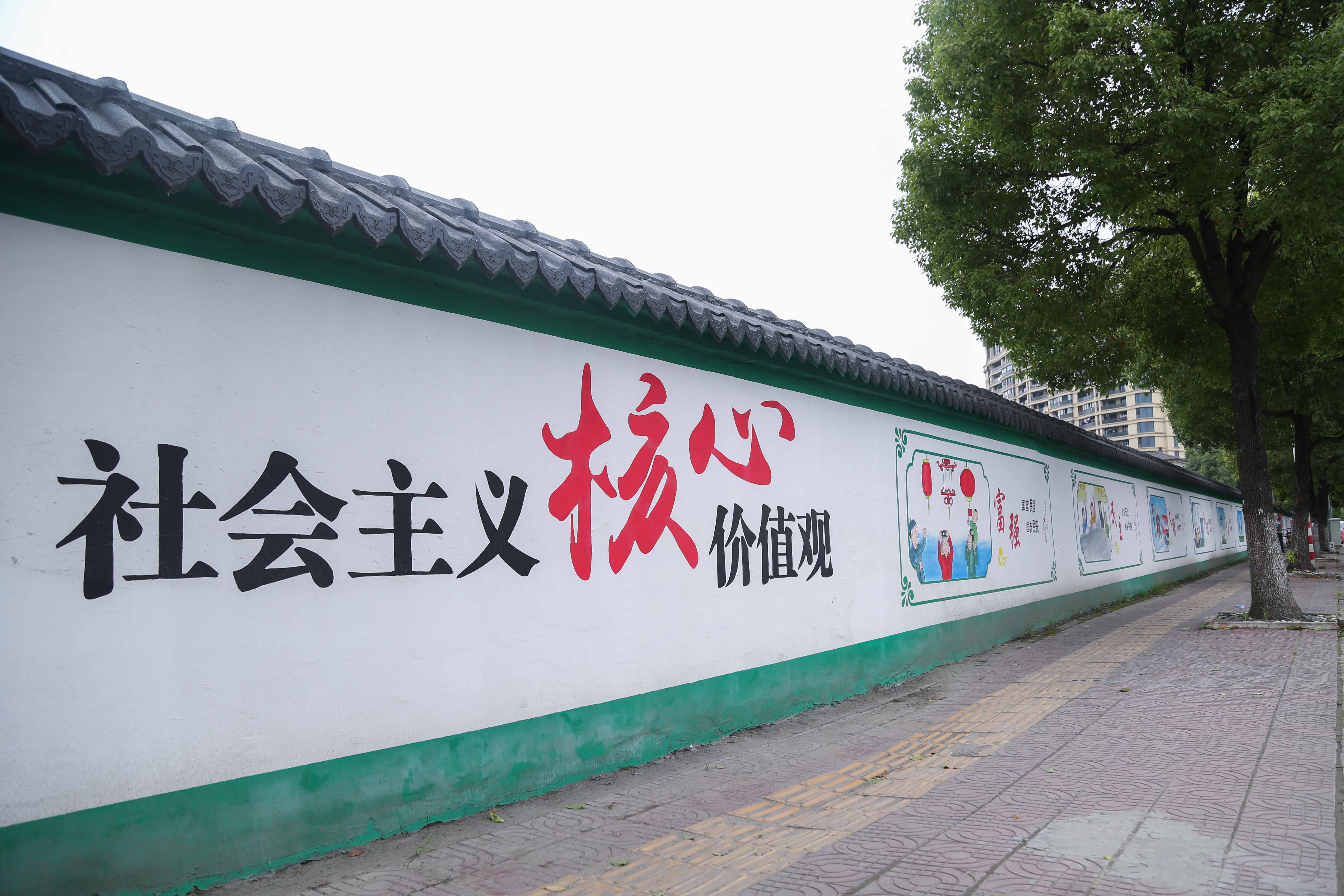 交通劝导员,宣传栏,墙绘,公益广告……时刻提醒着我们要做文明人,行