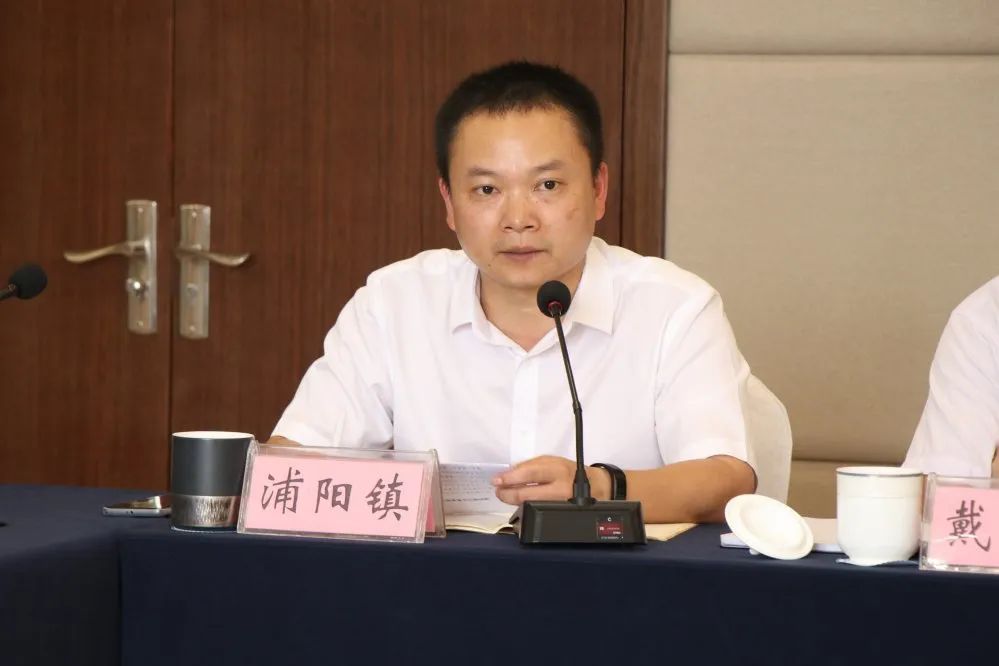 浦阳镇城建副镇长沈建伟就"污水零直排区"与农村生活污水合并运维工作