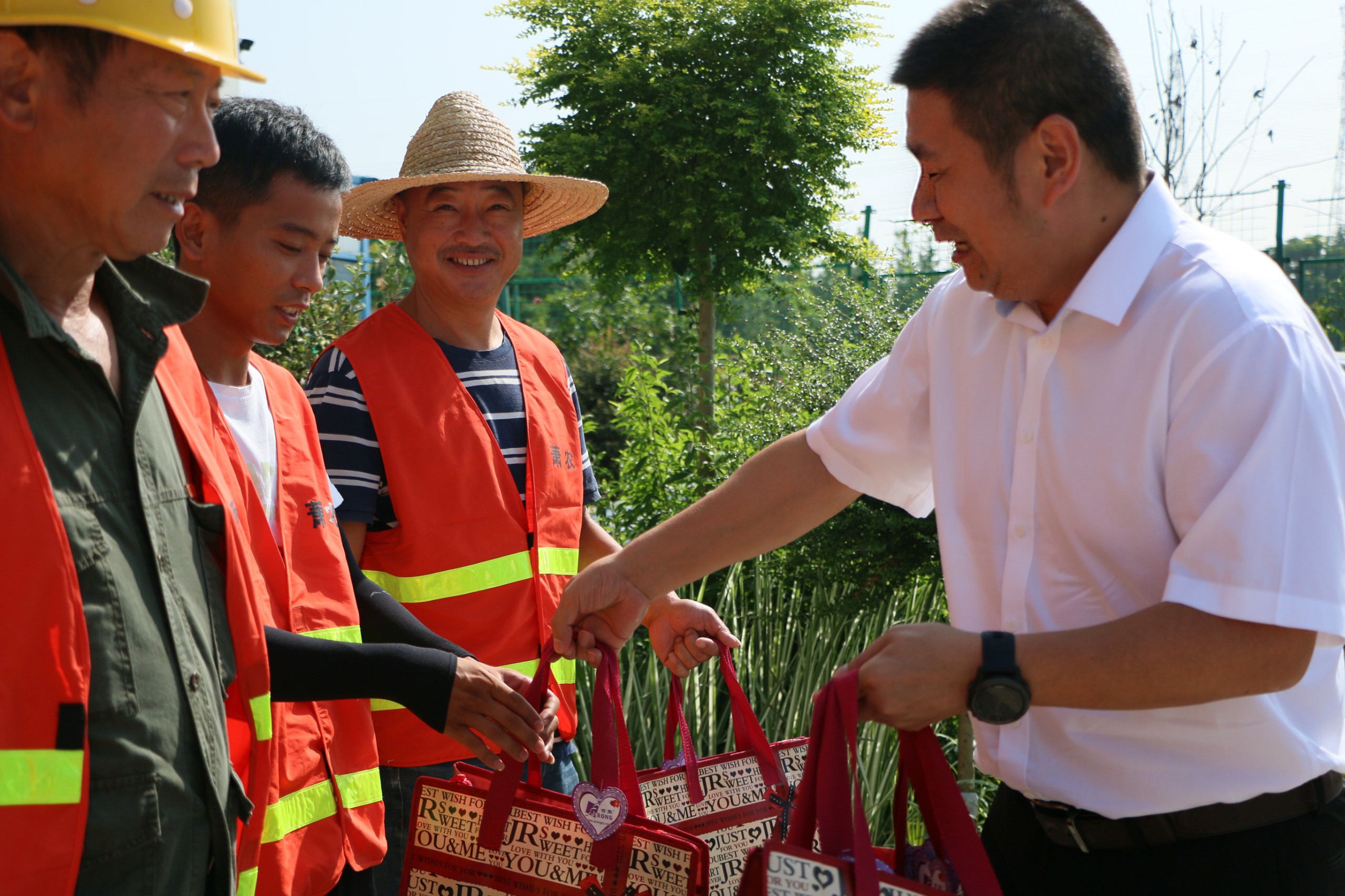 盈丰街道党工委副书记,政法委员张丹慰问道路保洁单位一线工作人员