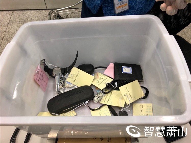杭州萧山国际机场失物招领处工作人员沈菲说:"以前的模式就只是人工