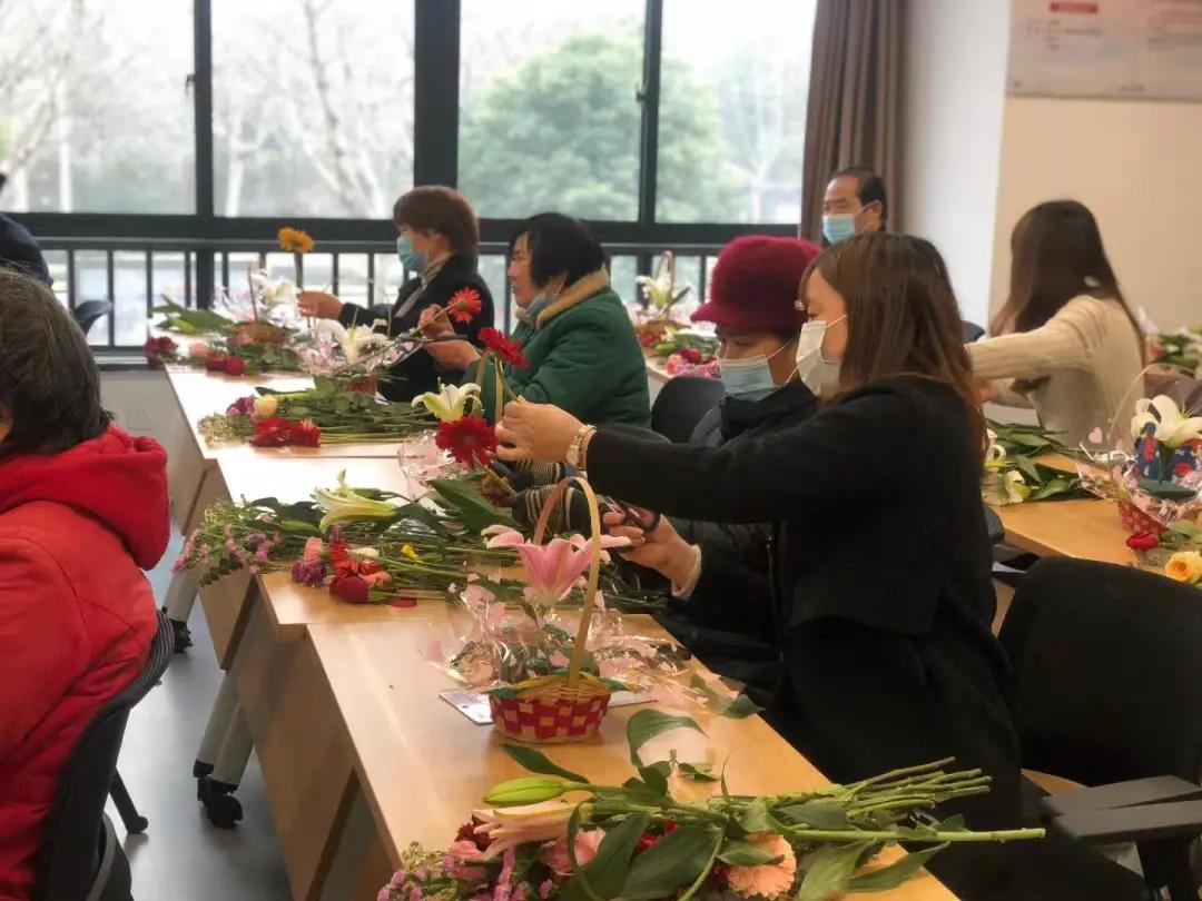 芬芳四溢巧插花 情满蜀山暖人心——蜀山街道暖心家园插花培训班