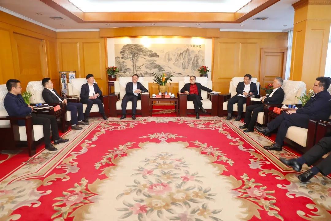 在万向集团,与万向控股董事长鲁伟鼎一行亲切交流座谈