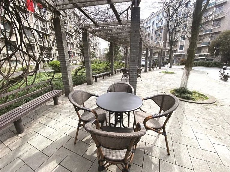 萧山这个超大安置小区,安排了休闲圆桌,藤椅,石栏凳,方便老人晒太阳!